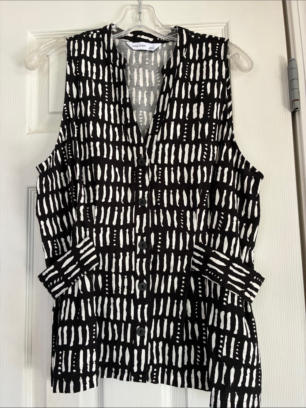 Nine West Black & White Graphic Print Sleeveless Button-Front Top